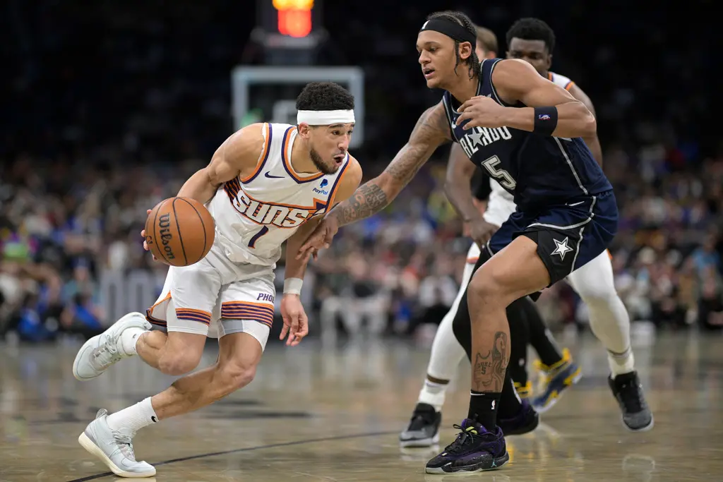 ▲太陽Devin Booker苦命砍下44分，隊友KD僅拿15分，以15分之差敗給魔術。（圖／美聯社／達志影像）