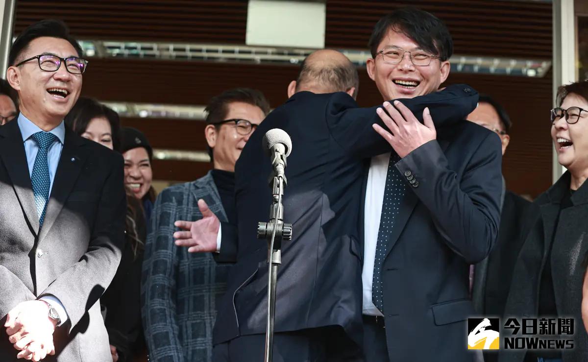 ▲網紅「四叉貓」劉宇翻出黃國昌4年多前，直言狠批韓國瑜岳父家侵佔國有地蓋砂石場一事的貼文，大酸黃國昌、韓國瑜4年時間一晃眼過去就「冰釋前嫌」，相擁而笑。（圖／記者葉政勳攝 , 2024.01.29）