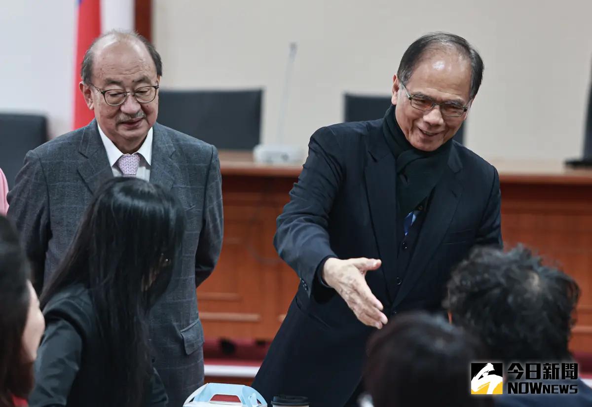 ▲民進黨召開立法院第十一屆黨團成立大會，立法委員游錫堃（右）正式獲得黨團提名競選立法院長。（圖／記者葉政勳攝 , 2024.01.29）