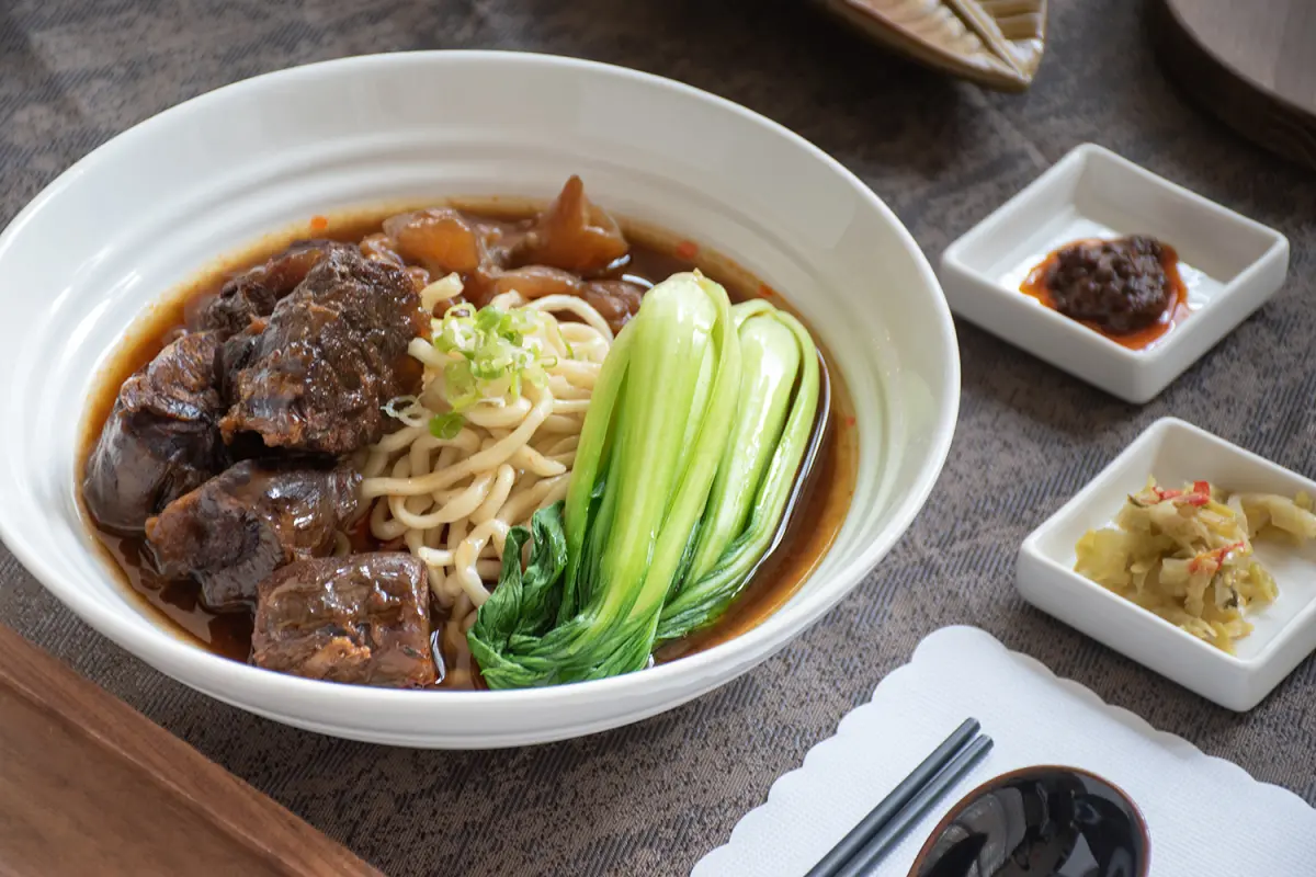 ▲台北中山九昱希爾頓逸林酒店的La Salle森酒吧推出的牛肉麵有三種口味，將推出買一送一活動。（圖／台北中山九昱希爾頓逸林酒店提供）