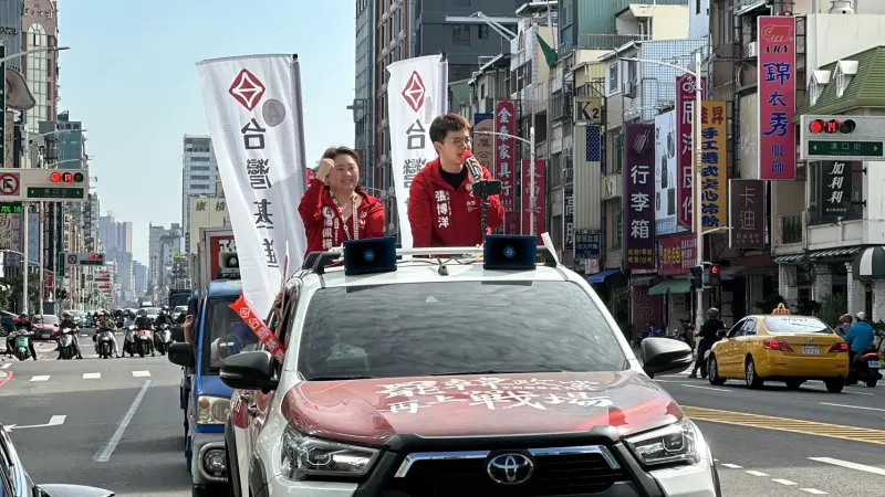 ▲高雄市議員張博洋和不分區參選人楊佩樺謝票。（圖／台灣基進提供）