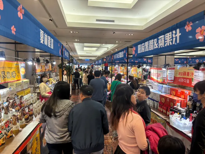 ▲韓味不二與韓國aT農水產食品流通公社在新光三越台南新天地攜手，舉辦了韓國商品展，為台南的朋友們帶來不一樣的選擇。（圖／品牌提供）