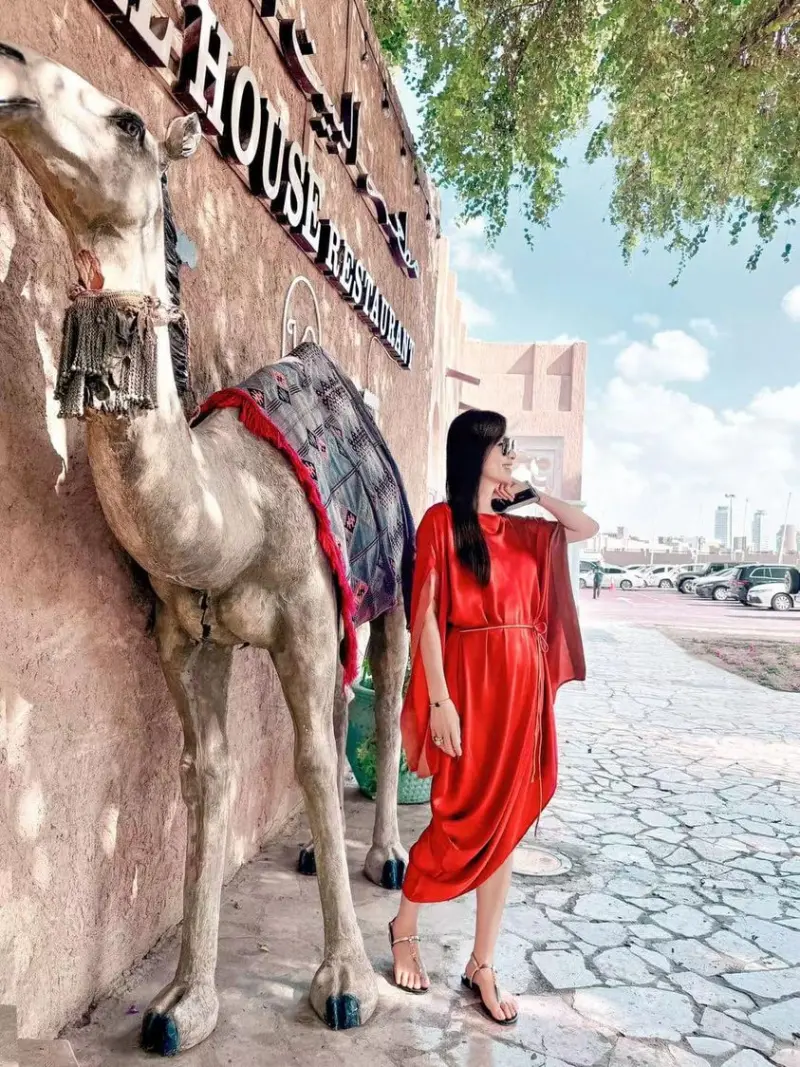 ▲53歲張庭在杜拜餐館前留影，造型走中東風情。（圖／張庭臉書）