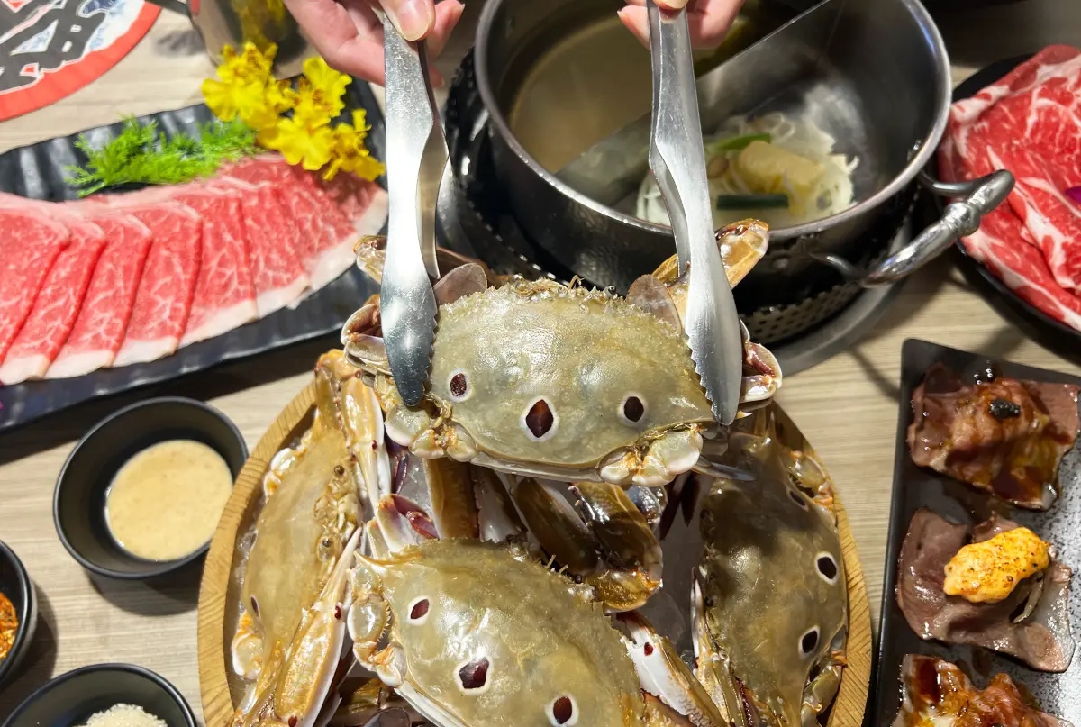 ▲馬辣集團2月優惠出爐，身份證、健保卡對中「2、6、8」任兩碼，免費升級三點蟹、和牛吃到飽。（圖／業者提供）