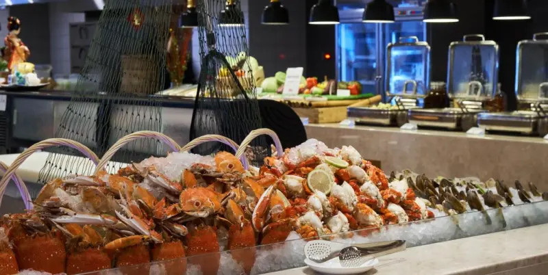 ▲台北凱達飯店的吃到飽餐廳「百宴自助餐廳」推出凡7～8月出示有效學生證，本人即可7折優惠，折扣後最低864元就能享有爐烤牛排、螃蟹、蝦子、牛肉湯等通通吃到飽。（圖／取自台北凱達大飯店官網）