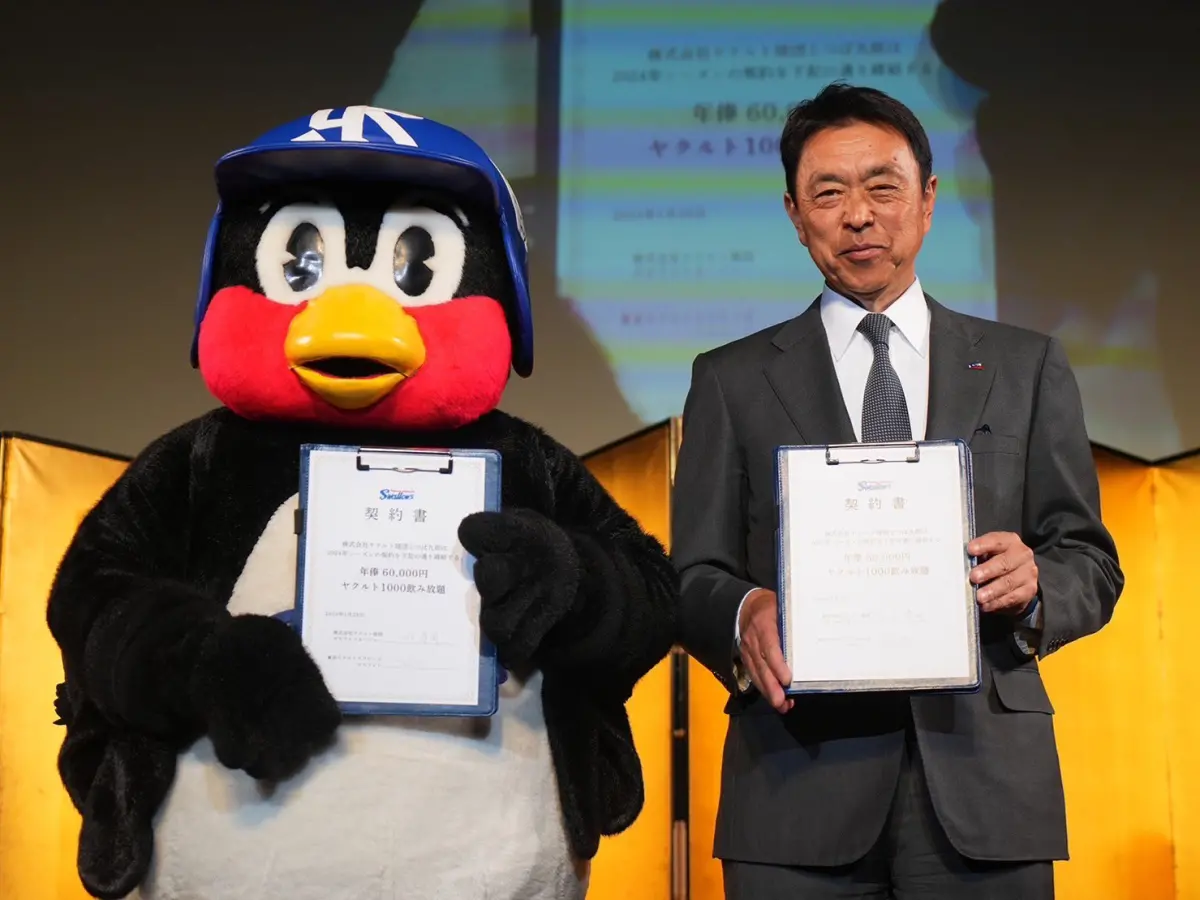 ▲日本職棒東京養樂多燕子隊吉祥物燕九郎去年還曾舉辦加薪記者會，但操偶師在昨日不幸離世。（圖／翻攝自養樂多燕子隊推特）