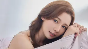 林莎穿吊帶內衣被拍！新寫真預購日公開　3萬人瘋了：根本天花板
