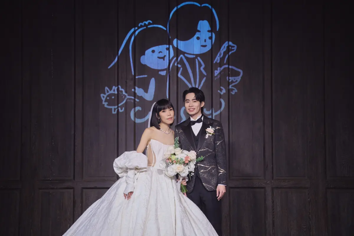 ▲ Crispy脆樂團成員Skippy（右）與丁丁（左）愛情長跑14年結婚，金曲歌后魏如萱現身婚宴祝福。（圖／好多音樂）