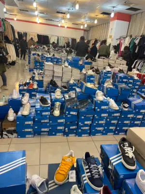 ▲店裡面擺滿了大量的adidas商品,都是先前家樂福中原店火警的「煙損品」進行出清。(圖/取自《記憶八德》臉書) ▲店裡面擺滿了大量的adidas商品,都是先前家樂福中原店火警的「煙損品」進行出清。(圖/取自《記憶八德》臉書)
