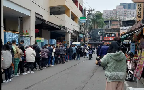 ▲鐵門拉下來一半,生意照樣強強滾!近期有桃園八德民眾目睹,當地交通要道廣福路上有一間店面,明明鐵門拉下來一半,卻還是吸引大批人潮在賣排隊等待入店。(圖/取自《記憶八德》臉書) ▲鐵門拉下來一半,生意照樣強強滾!近期有桃園八德民眾目睹,當地交通要道廣福路上有一間店面,明明鐵門拉下來一半,卻還是吸引大批人潮在賣排隊等待入店。(圖/取自《記憶八德》臉書)