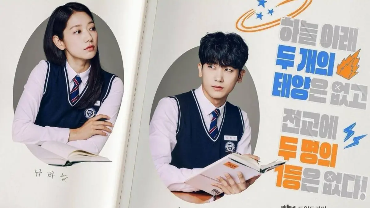 ▲朴信惠（左）在韓劇《低谷醫生》中，與演員朴炯植二搭，並在劇中飾演高中生，逆齡外貌引發粉絲驚艷。（圖／朴信惠IG）