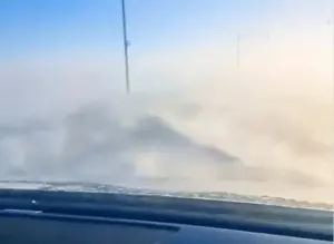 冬季暴風雪無情肆虐！新疆「連馬路都看不到」　開車像闖進天堂
