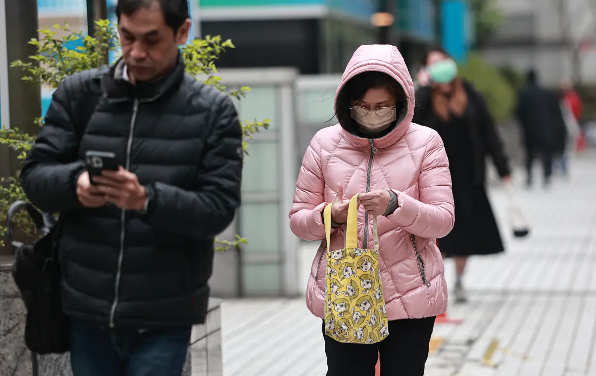 ▲今（13）日入夜後逐漸降溫，週六（14日）大陸冷氣團南下，各地天氣轉冷，週日（15）日大陸冷氣團影響，清晨低溫下探10度。（圖／記者葉政勳攝）