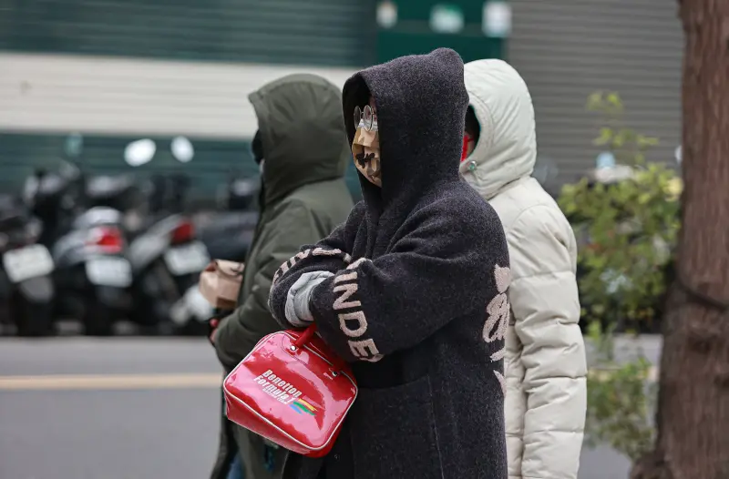 ▲元宵節氣溫偏低！明日天氣雖仍溫暖，但週四起鋒面、東北季風影響，北東有雨、降溫有感，下週還有冷氣團接力。（圖／記者葉政勳攝）