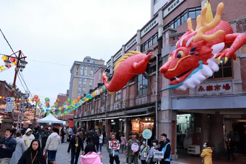 年貨大街已開跑,各店家家販售水產乾貨、肉類加工品等,琳琅滿目的商品,到底該怎麼挑選,資深港籍大廚鄔海明教挑選秘訣。(圖/記者吳翊緁攝) ▲台北年貨大街今(11)日開跑。(圖/記者吳翊緁攝)