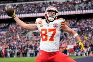 ▲喜愛泰勒絲的粉絲，也應該會很喜歡196公分的Travis Kelce。（圖／美聯社／達志影像）