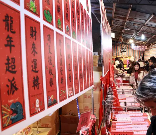 ▲春聯、過年、迪化街、年貨大街。(圖/記者吳翊緁攝) ▲春聯、過年、迪化街、年貨大街。(圖/記者吳翊緁攝)