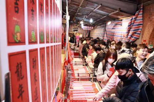▲春聯、過年、迪化街、年貨大街。(圖/記者吳翊緁攝) ▲春聯、過年、迪化街、年貨大街。(圖/記者吳翊緁攝)