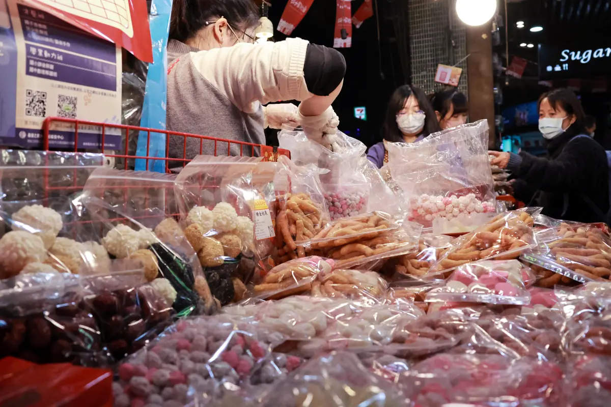 ▲農曆新年即將到來，家家戶戶都準備採買年貨，年貨大街人潮擁擠，也引發出亂象。（示意圖，非當事照／記者吳翊緁攝）