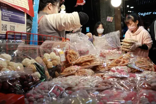 ▲迪化街年貨大街延續「無菸年貨大街」規範獲得好評。（圖／記者吳翊緁攝）