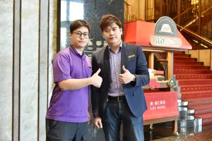 謝譯樑表現優異,獲飯店協理鄭竣丰肯定,打算將他升任為儲備幹部(圖/雲嘉南分署提供) ▲謝譯樑表現優異,獲飯店協理鄭竣丰肯定,打算將他升任為儲備幹部(圖/雲嘉南分署提供)