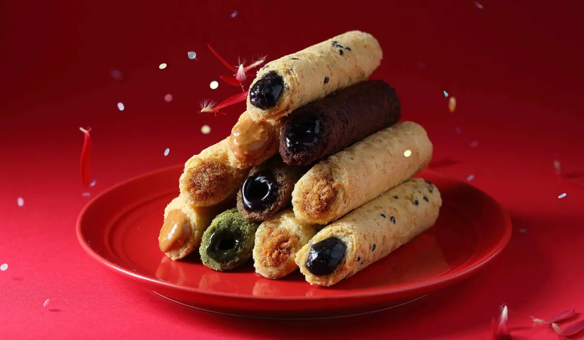 ▲農曆春節人氣蛋捲伴手禮，一次整理海邊走走、青鳥旅行、鬍子國王3大品牌今年最新禮盒包裝和口味。（圖／青鳥旅行提供）