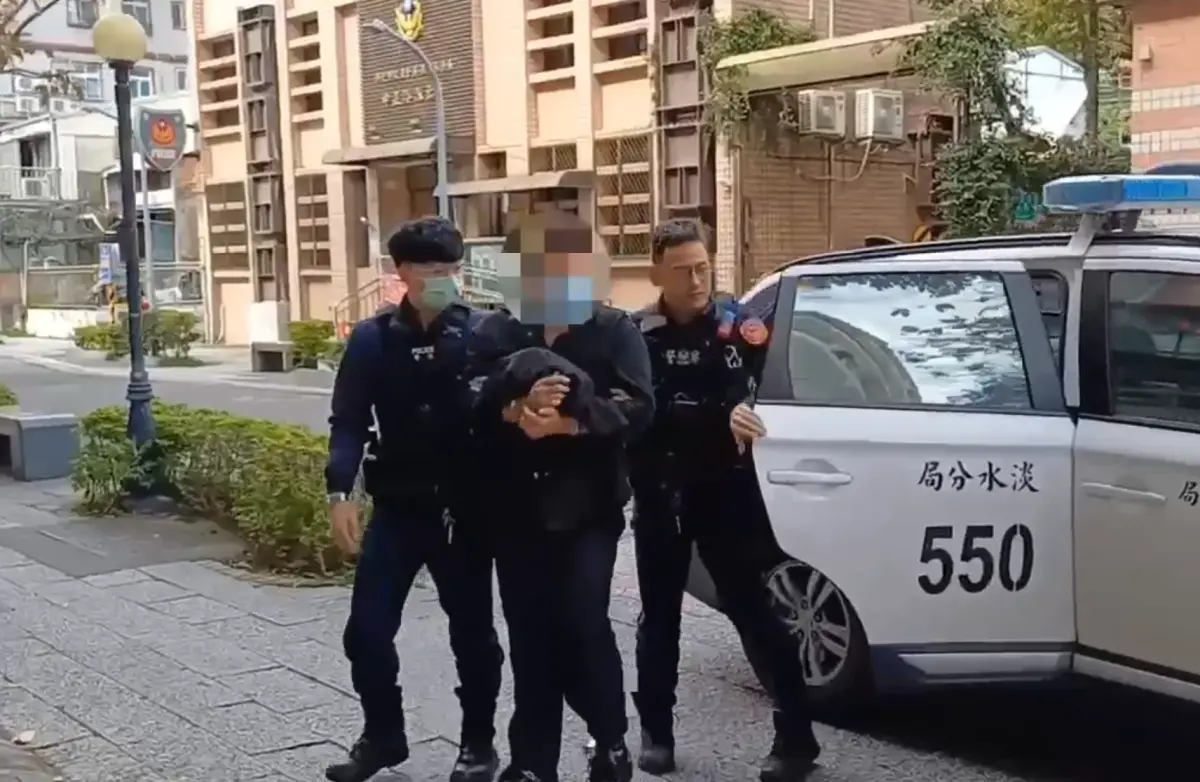 ▲今（29）日清晨5時許，新北市淡水區水源街某公寓3樓發生1起兇殺案，1名31歲黃姓男子，因不滿61歲的父親酗酒，雙方爆發口角衝突，過程中年輕力壯的兒子竟用窗簾繩將父親勒斃。（圖／翻攝畫面）