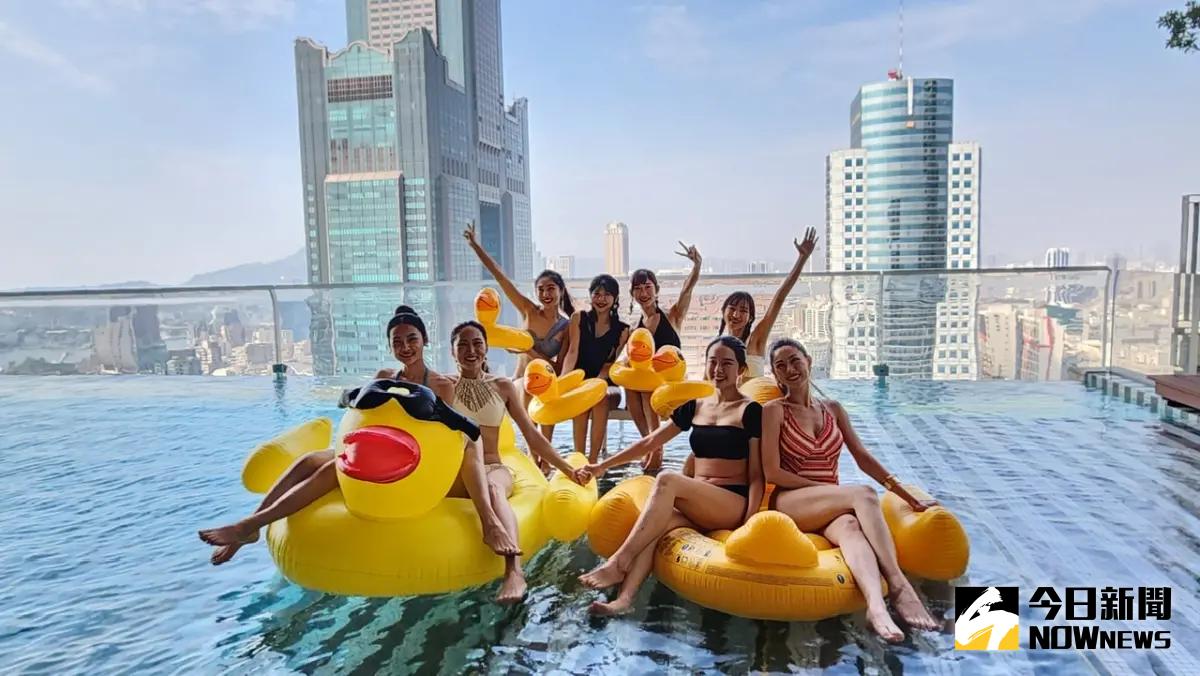 ▲承億酒店日前邀請台灣小姐體驗承億酒店特別準備的小鴨造型泳圈，推廣飯店內黃色小鴨專案及小鴨造型甜點。（圖／記者陳美嘉攝）