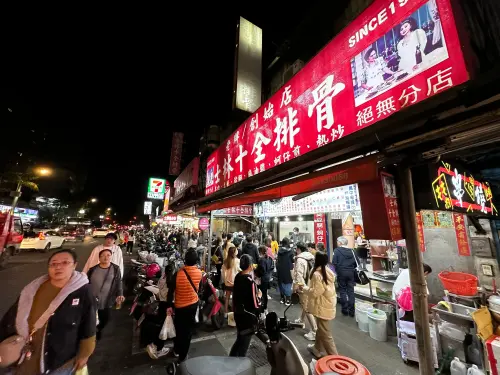 ▲台灣夜市是觀光客必去行程，但英語導遊指出仍缺乏外語標示供外國人參考。（圖／記者李詠平攝）