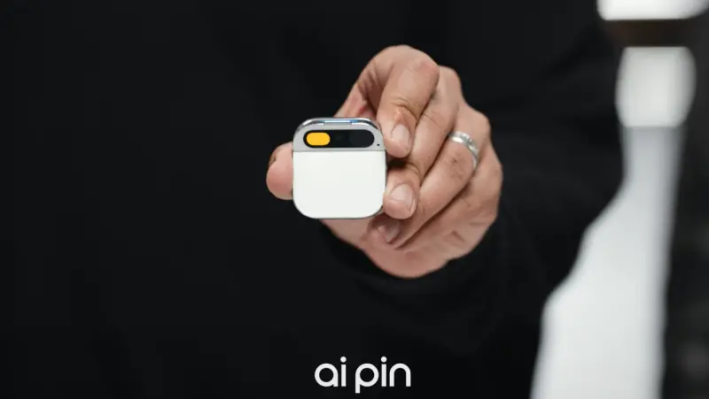 ▲Ai Pin號稱要做「AI時代的iPhone」，消費者終於等到發貨，但可能期待值拉太高，負評不少，外媒甚至狠批是「美麗的廢物」。（圖／擷取自hu.ma.ne YT頻道）