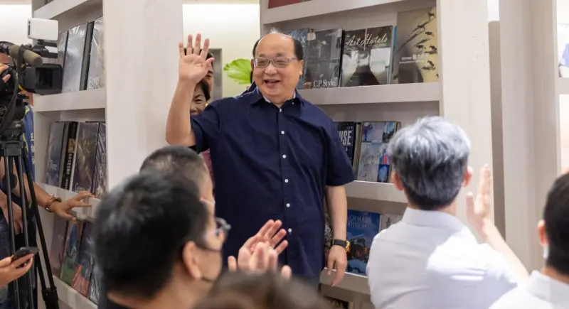 ▲胡志強演講時句句珠璣，緊扣時事的靈感源自他的剪貼簿。（圖／翻攝胡志強臉書，2024.02.03）