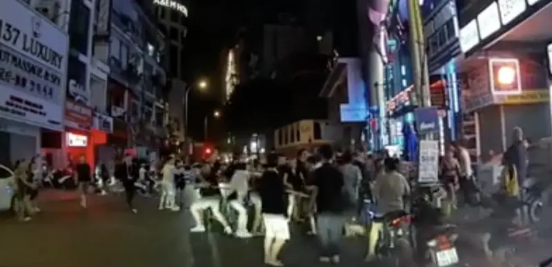 ▲一群中國人在越南胡志明市打架，被網友吐槽「丟臉丟到國外」。（圖／翻攝自影片）