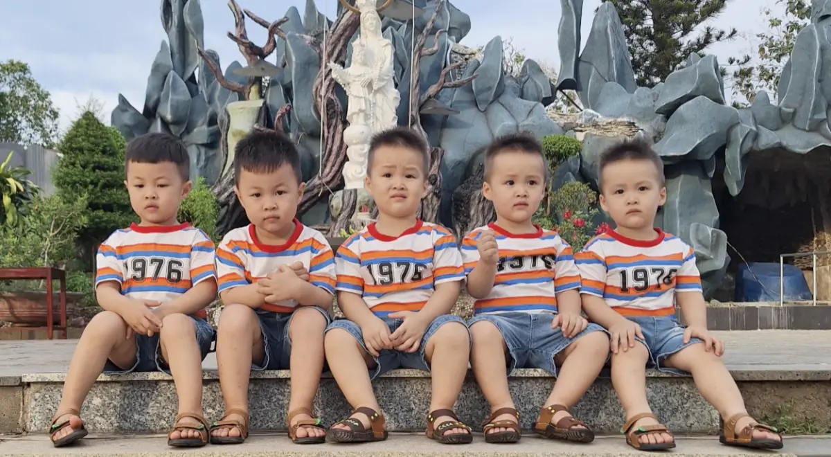 ▲一名32歲的婦女生下雙胞胎兒子四個月後再度懷孕，最終產下三胞胎。（圖／翻攝自《越南快訊》）