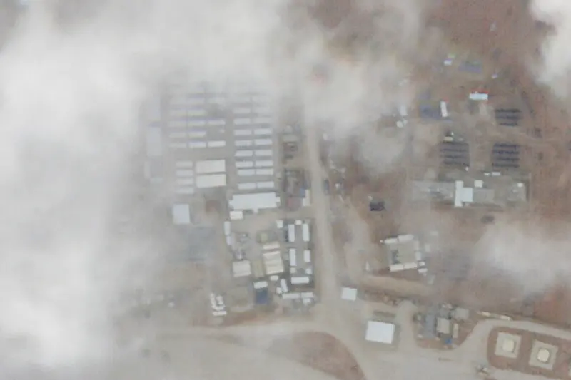 ▲衛星拍攝的、位於約旦邊境的「22號塔」軍事基地，隱約可見遭無人機襲擊後的部分毀損情況。（圖／美聯社／達志影像）