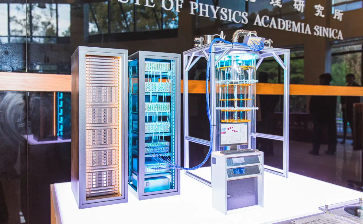 ▲黃仁勳宣布，推動量子運算與AI超級電腦的整合。圖為中研院自製5位元超導量子電腦模型，示意圖。（圖／中研院提供）