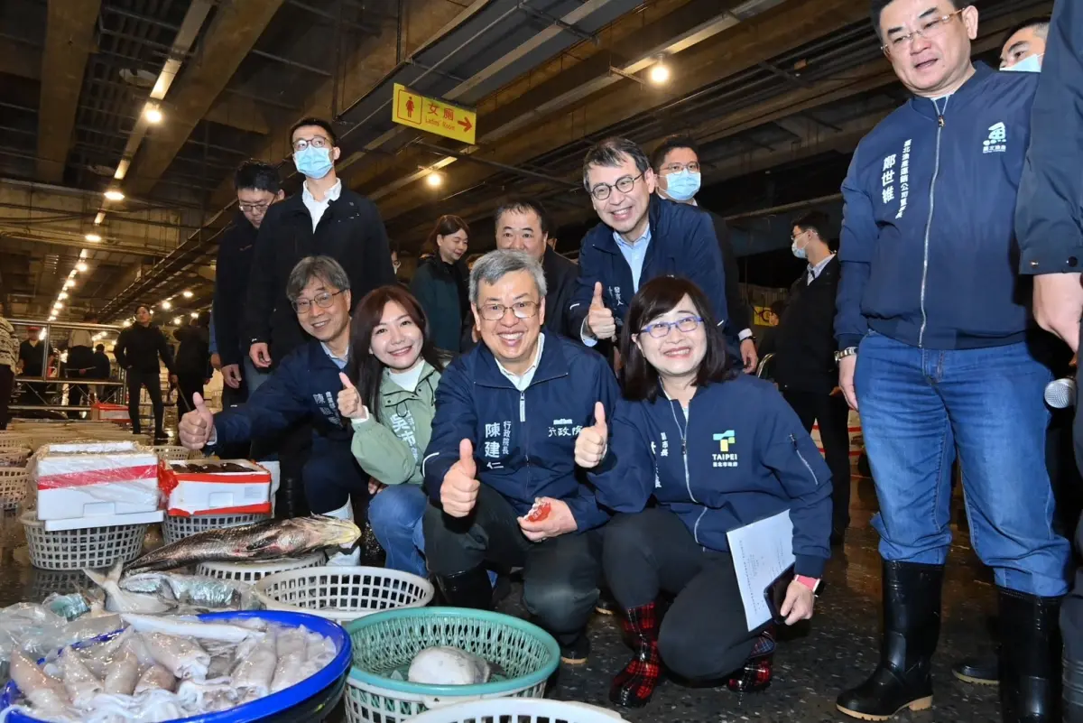 ▲陳建仁清晨分別前往萬大魚類批發市場及台北市第一果菜批發市場視察漁產品及蔬果交易情形，感謝大家穩定供應農漁產品，滿足民眾春節消費需求。（圖／行政院提供）