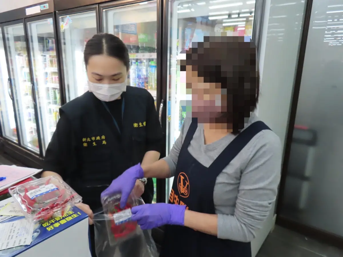 ▲新北市政府衛生局至超市抽驗春節應景食品紅小辣椒。（圖 ／新北市政府衛生局提供）