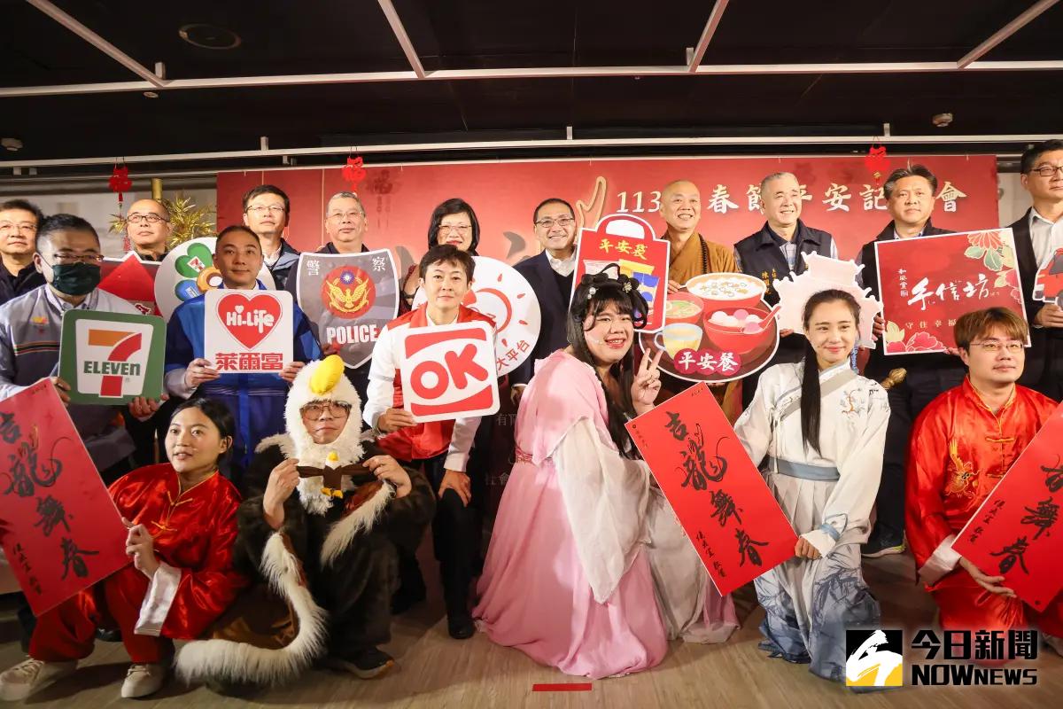 ▲新北推出春節平安袋等三安服務，要讓大家龍平安過好年。（圖 ／記者吳嘉億攝，2024.01.30）