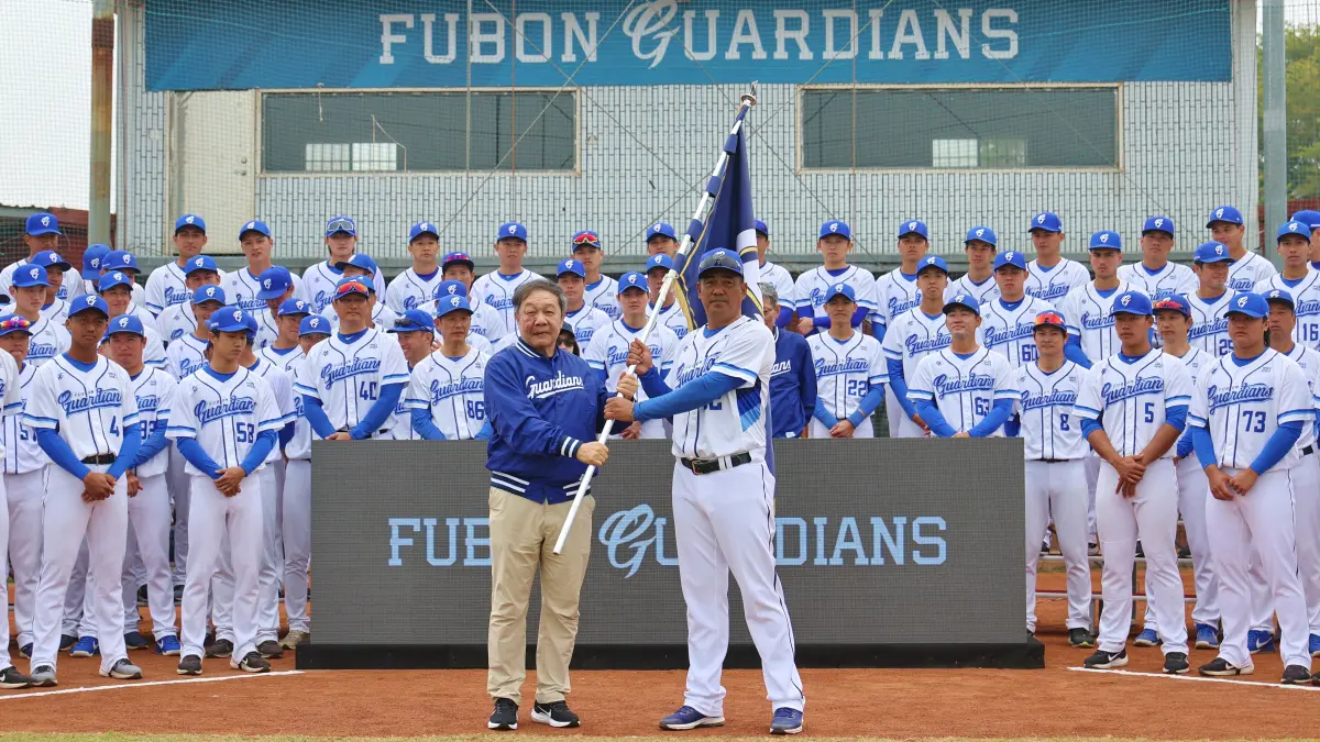 ▲富邦悍將春訓開訓，領隊林華韋、總教練陳金鋒喊出總冠軍目標。（圖／富邦悍將提供）