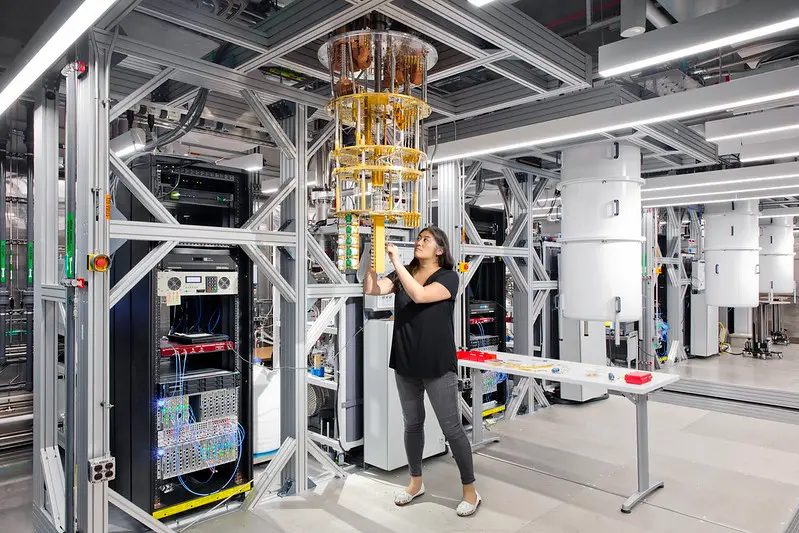 ▲為了維持超導體的低溫，量子電腦下方會裝設稀釋冷凍器。圖為IBM量子電腦實驗室。（圖／flickr@IBM Research）