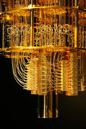 ▲為了維持超導體的低溫，量子電腦下方會裝設稀釋冷凍器。（圖／flickr@IBM Research）