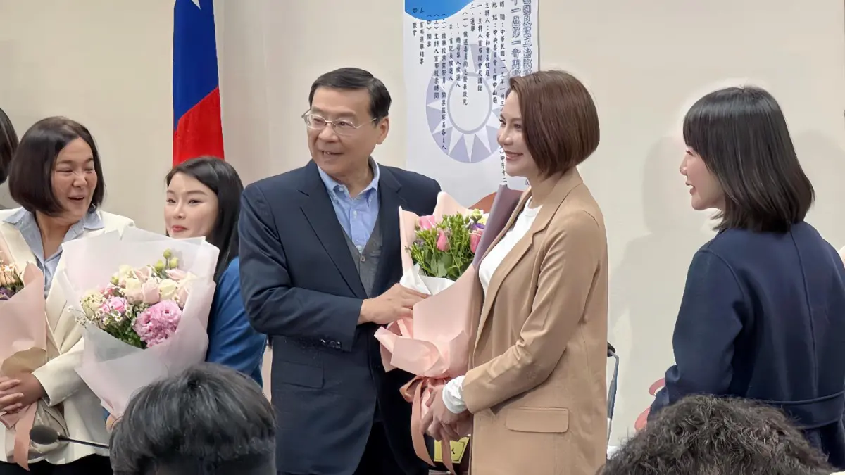 ▲國民黨今天舉行黨團大會，邀請18位女立委獻花給即將卸任的曾銘宗。（圖／翻攝自陳菁徽臉書）