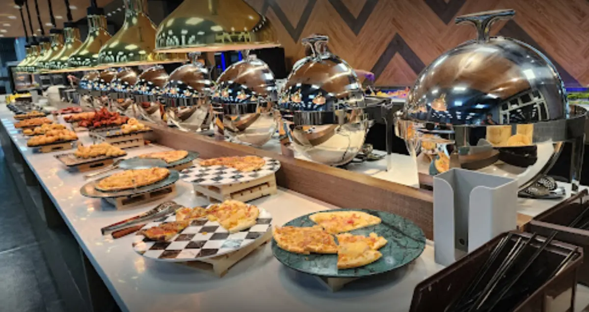 ▲近年來網路成為消息傳遞的主要來源，許多人外出用餐，第一件事就更是先查Google地圖評價。（示意圖/Google評論）