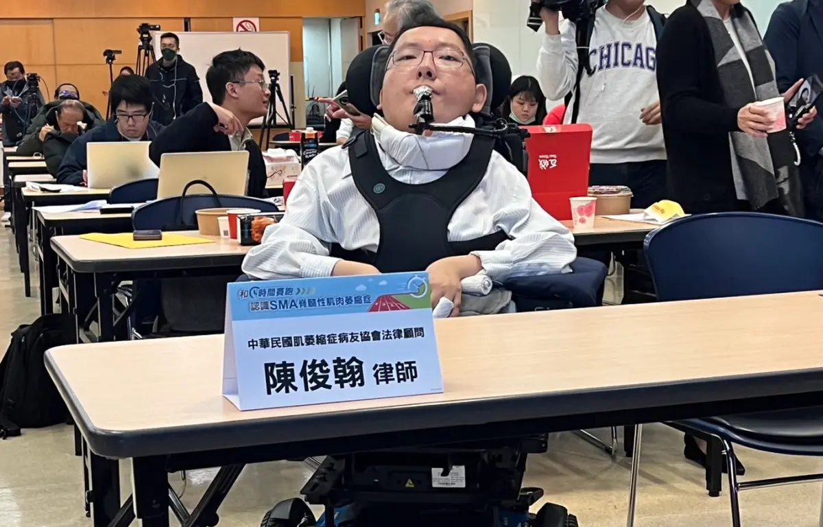 ▲民進黨今（15）證實，患有罕見疾病「脊髓性肌肉萎縮症」的律師陳俊翰翰因疑似感冒引起併發症離世。（資料照片／記者張志浩攝）