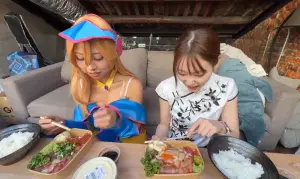 ▲michaaam吃了一口超哥丼飯後,立刻面露難色,指著餐盒內,用著日本腔中文不斷喊:飯超派甲。(圖/取自Twitch台北建東) ▲michaaam吃了一口超哥丼飯後,立刻面露難色,指著餐盒內,用著日本腔中文不斷喊:飯超派甲。(圖/取自Twitch台北建東)