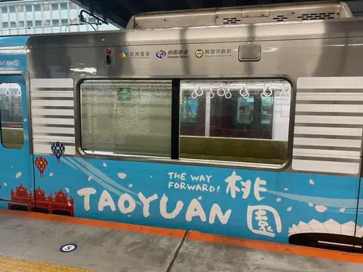 ▲一名台灣網友到日本遊玩時，發現電車上竟印有大量台灣手繪元素，讓她像是一秒回到家鄉台灣，忍不住笑喊「白出國了」。（圖／翻攝自「路上觀察學院」臉書社團）