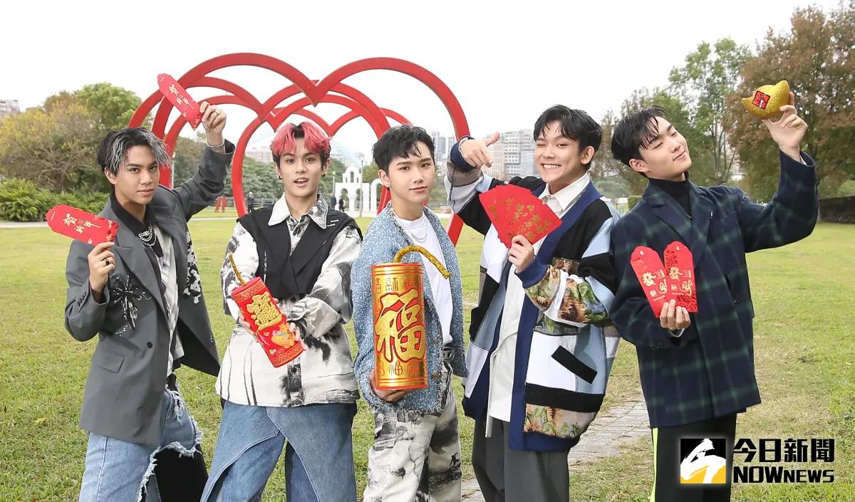 ▲AcQUA源少年許下今年的願望，也分享各自的開運方法，其中須弘道（右一）買元寶吊飾讓全場驚呼。（圖／記者吳翊緁攝）