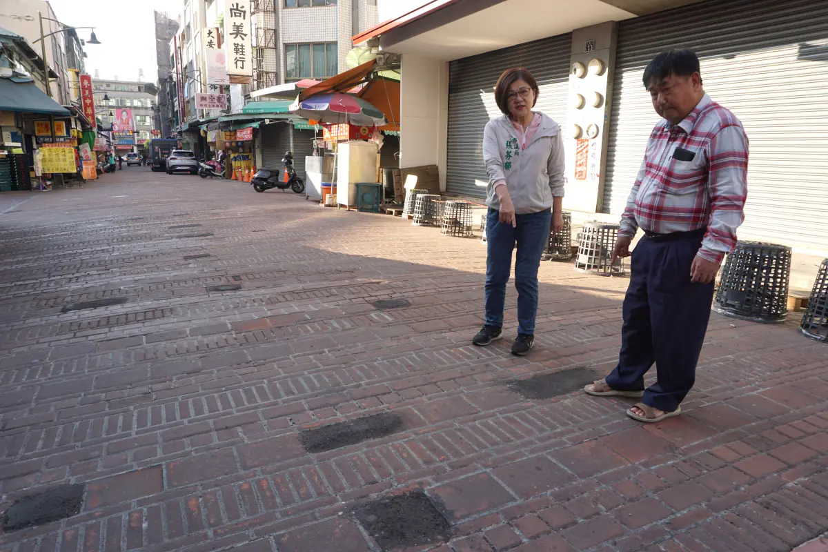 ▲議員張芬郁表示，「阿罩霧舊街」，整條舊街像貼滿狗皮藥膏，磚塊破損不便行走(圖／張芬郁提供2024.1.30)