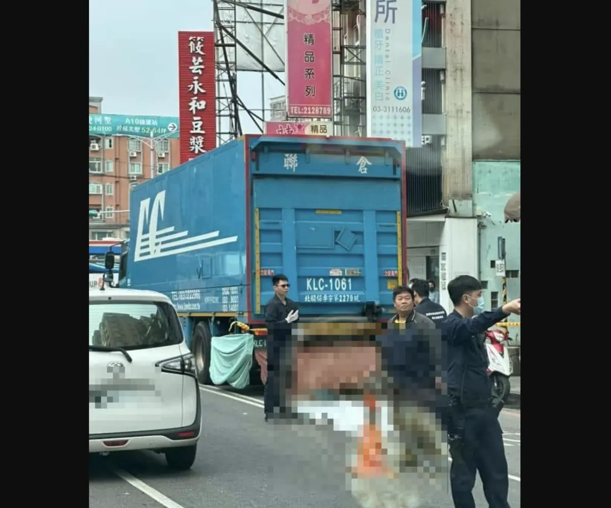 ▲桃園市蘆竹區南山路發生一起死亡車禍，一人由於不明原因遭大貨車捲入車底，當場死亡。（圖／翻攝畫面）