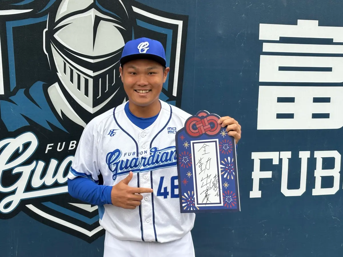 ▲富邦悍將隊長由范國宸續任，副隊長則由投手江少慶、陳仕朋和野手李宗賢共同擔任。（圖／記者路皓惟攝）